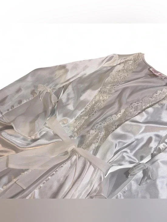 Oscar de la Renta Ivory Satin Lace-Trim Robe - Picture 3 of 6